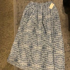 New Billabong skirt silk and a blue pattern Large. Super cute